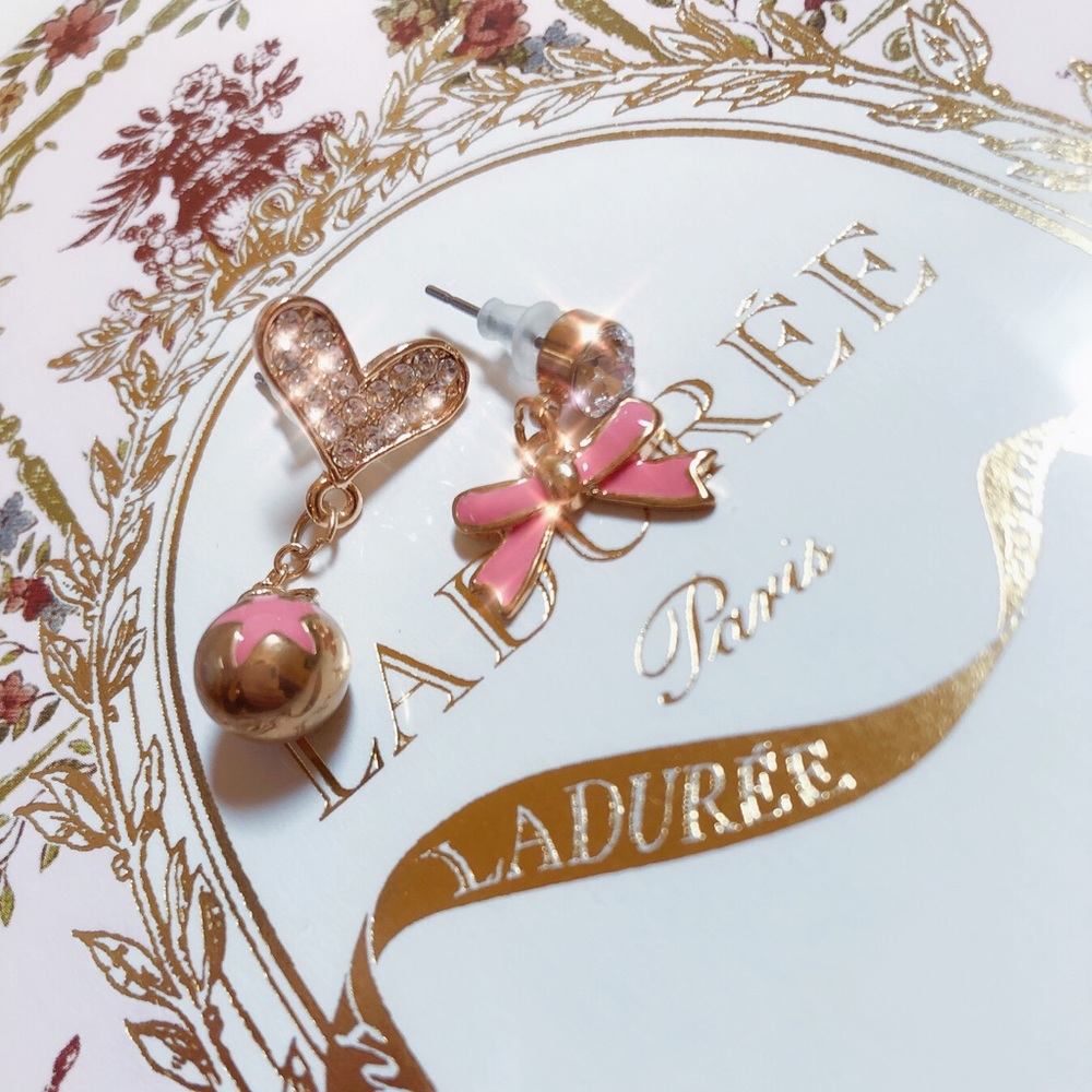 🎀Cute pave heart and bow earrings🎀